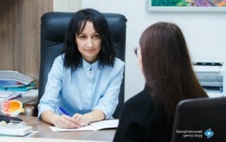 Кіш Оксана Володимирівна — про поширені помилки при одяганні лінз. - Закарпатський центр зору та Закарпатський центр мікрохірургії ока